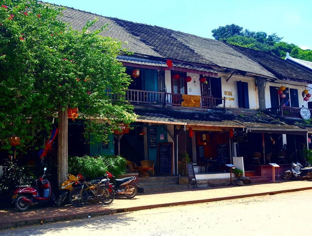#luangprabang #laos #beautifulcity #coffeeshops #littlehouses #pubs #sweet #lovely #streets #trip #walkingaround #photography #travelblog #travelblogger&hellip;