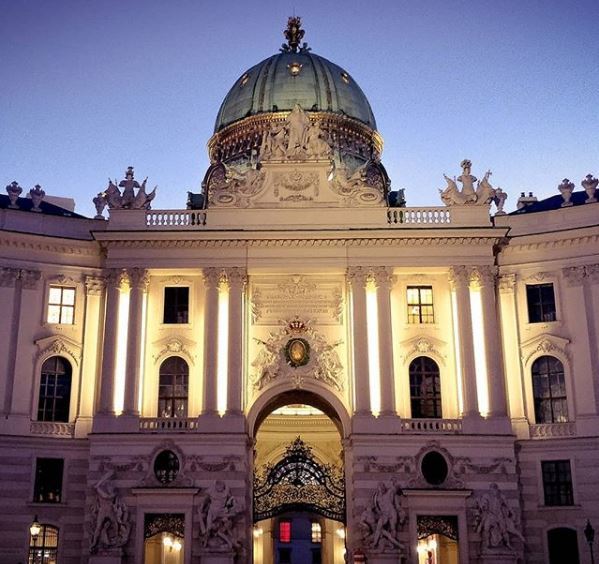 The Hofburg is the former principal imperial palace  #landscapstyles #exklusiveshot #visualsofearth #beautifuldestinations #ilovetravel #amazing&hellip;