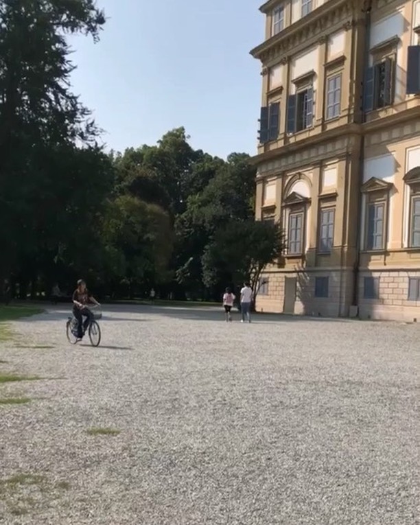 By bike at the Villa #iamtb #travelstagram__ #bnesimppl #inviaggioconilcappello #instatravel #travelmemories #lifeofexploring #travelingram #travelgram&hellip;