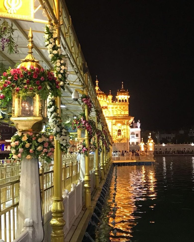 Golden Temple at Night #Travel #landscapstyles #exklusiveshot #visualsofearth #beautifuldestinations #ilovetravel #amazing #hermanosviajeros #iloveamsterdam #igersnetherlands…