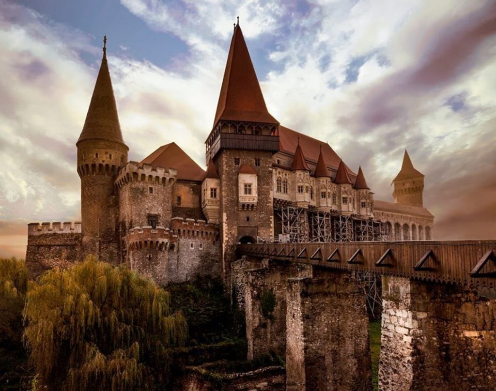 Hunedoara Castelul Corvinilor #Romania #landscapstyles #exklusiveshot #visualsofearth #beautifuldestinations #ilovetravel #amazing #hermanosviajeros #iloveamsterdam #igersnetherlands #winterlove…