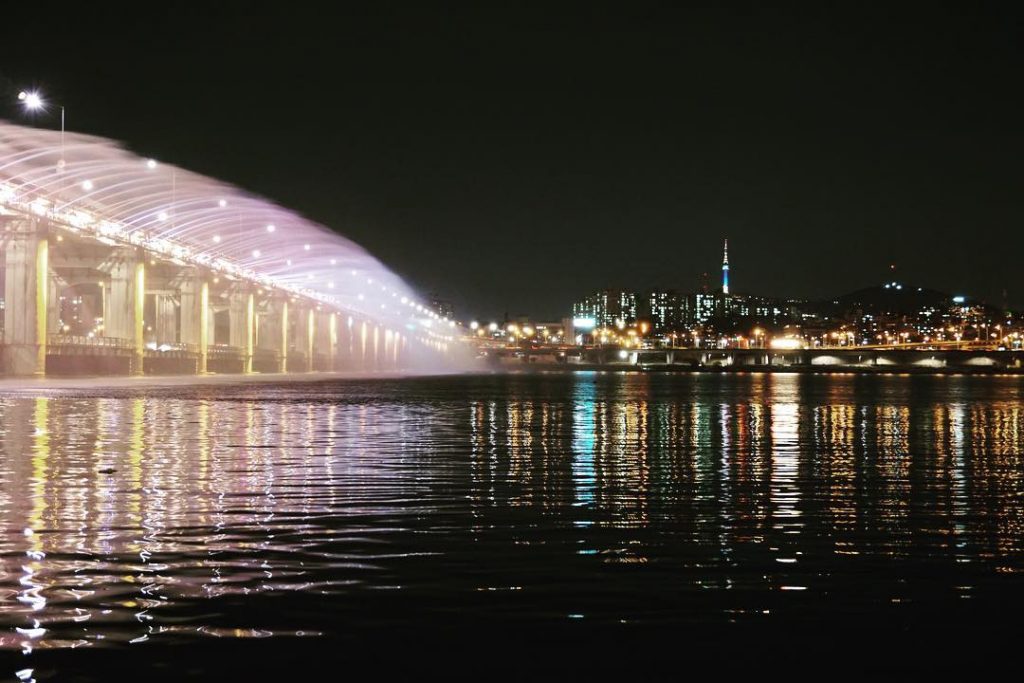 Banpo Bridge Rainbow Fountain. . . . . . #fountain #river #bridge #banpobridge #myboyfriend&hellip;