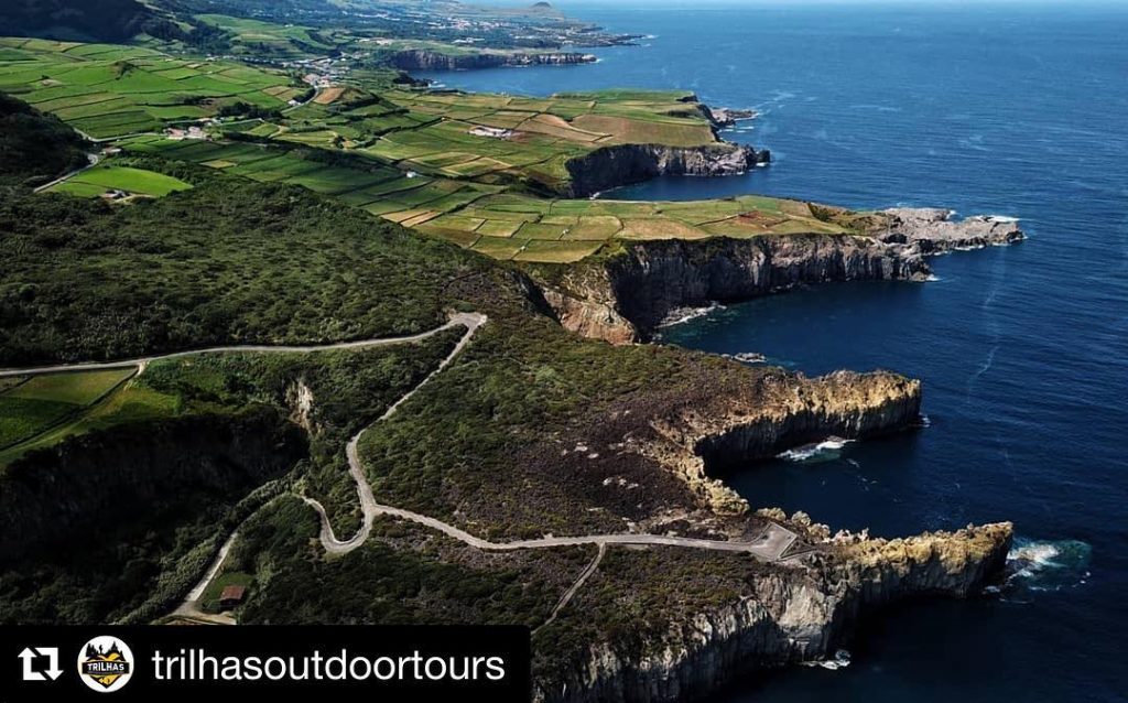 #Repost @trilhasoutdoortours with @get_repost ・・・ BEST VIEW TOUR Ponta da Ferradura Explore this fantastic…