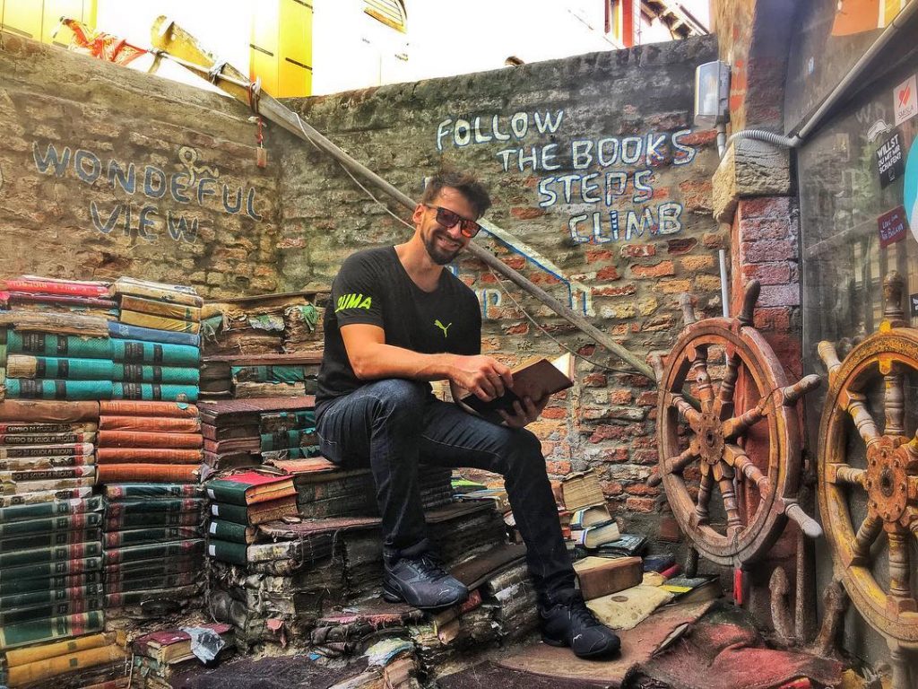 L’odore di vecchi libri e di umidità entrano subito nelle narici appena varchi la&hellip;