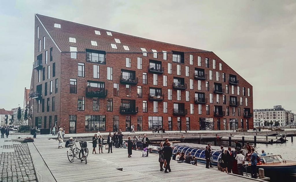 Nordic urban spaces #holiday #sun #travel #enjoyyourlife #travelphotography #botschaft #schwedischebotschaft #architecturephotography #architecture #trip #colourful&hellip;