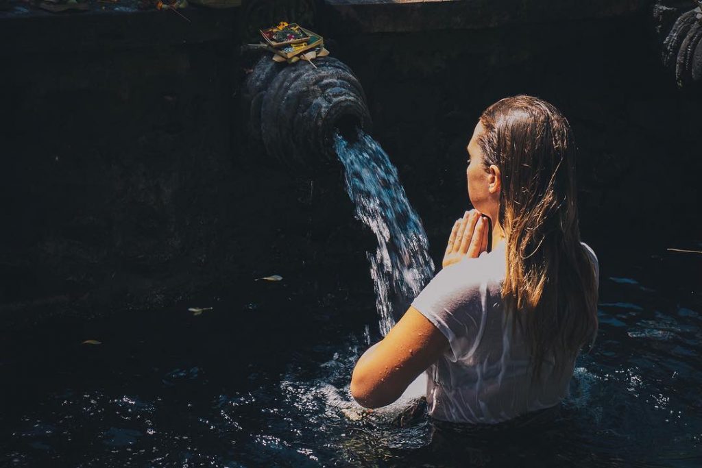 Tirta Empul ???????? Flora tenait à se purifier dans ces eaux sacré #explorebali #bali&hellip;