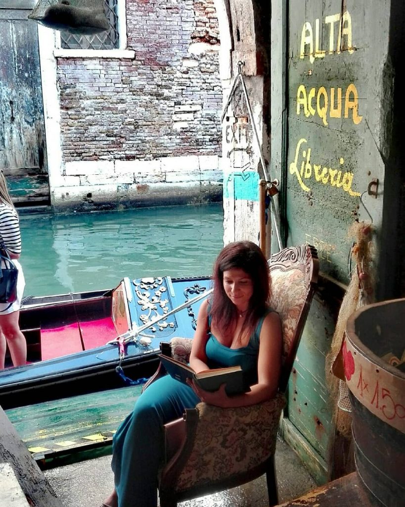 La più bella e magica libreria del alta acqua #altaacqualibreria #libreria #libreriaacquaalta #venezia #veneto&hellip;