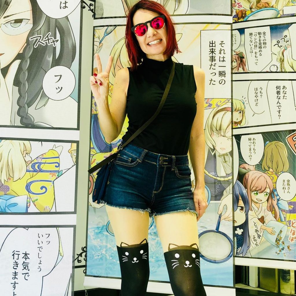 I’m in a place where cat stockings and jean shorts are a fine combo&hellip;