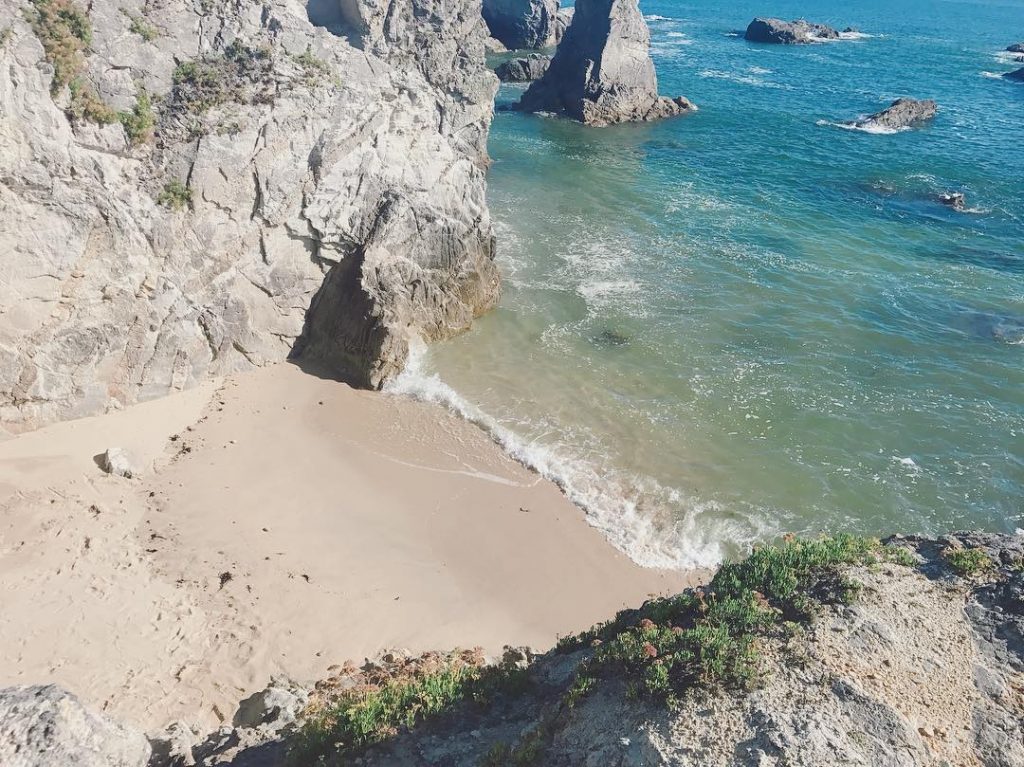 Pornichetは長〜いビーチと自然 アジア系の人に全く会わない。のんびり過ごすvacation には最適️ . . もちろんココにも降りて行ける。独占最高！ . #Pornichet #pornichetbeach #europe #europe_vacations #womentravel #beach #france&hellip;