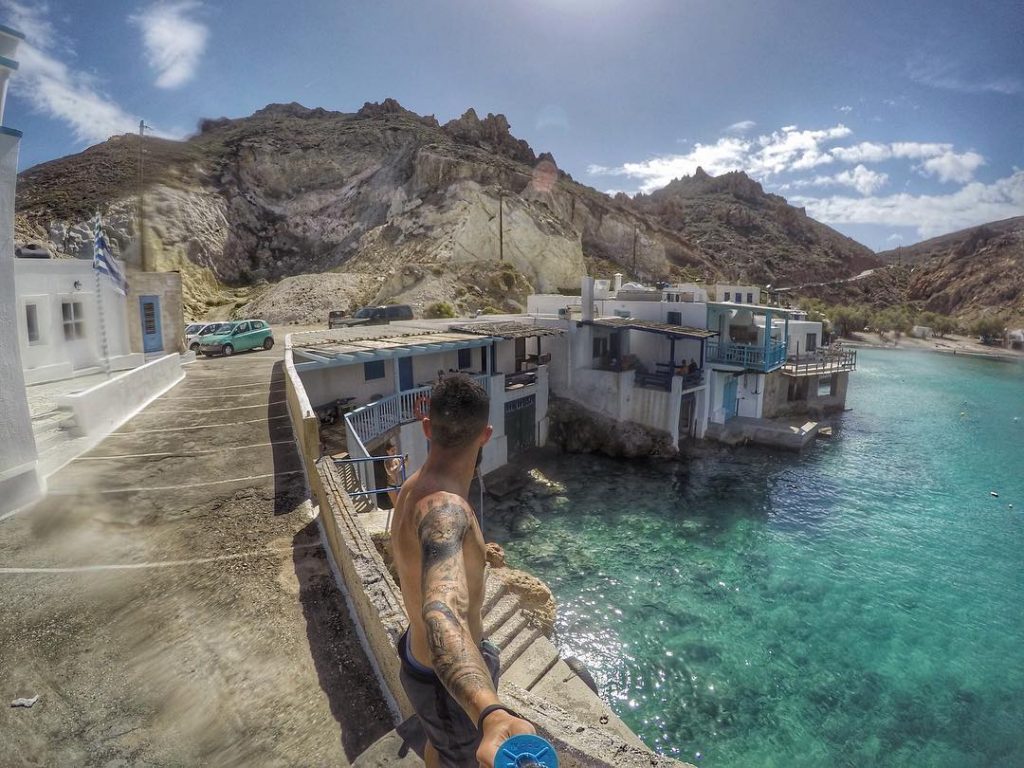 Em algum lugar de uma das Cíclades, num fim de trilha, tem uma vila&hellip;