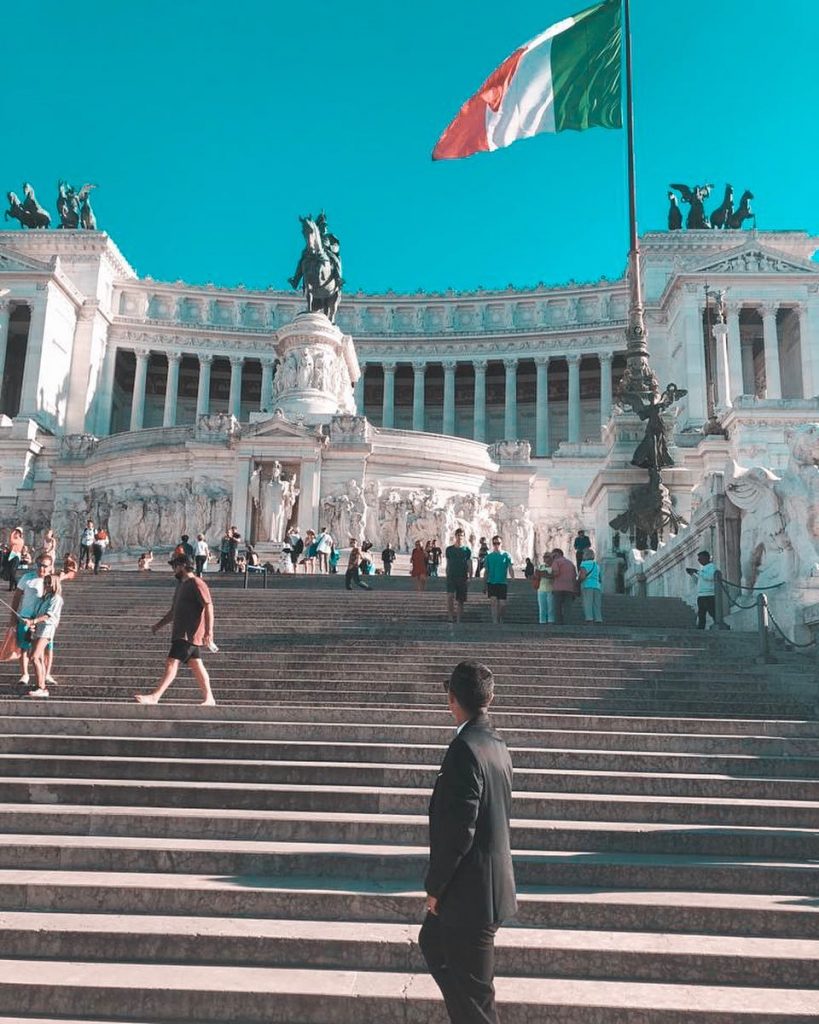 Eccoci qui. Roma.???????? Abbiamo fatto una cosa cattivissima, scappare da un matrimonio e gironzolare&hellip;