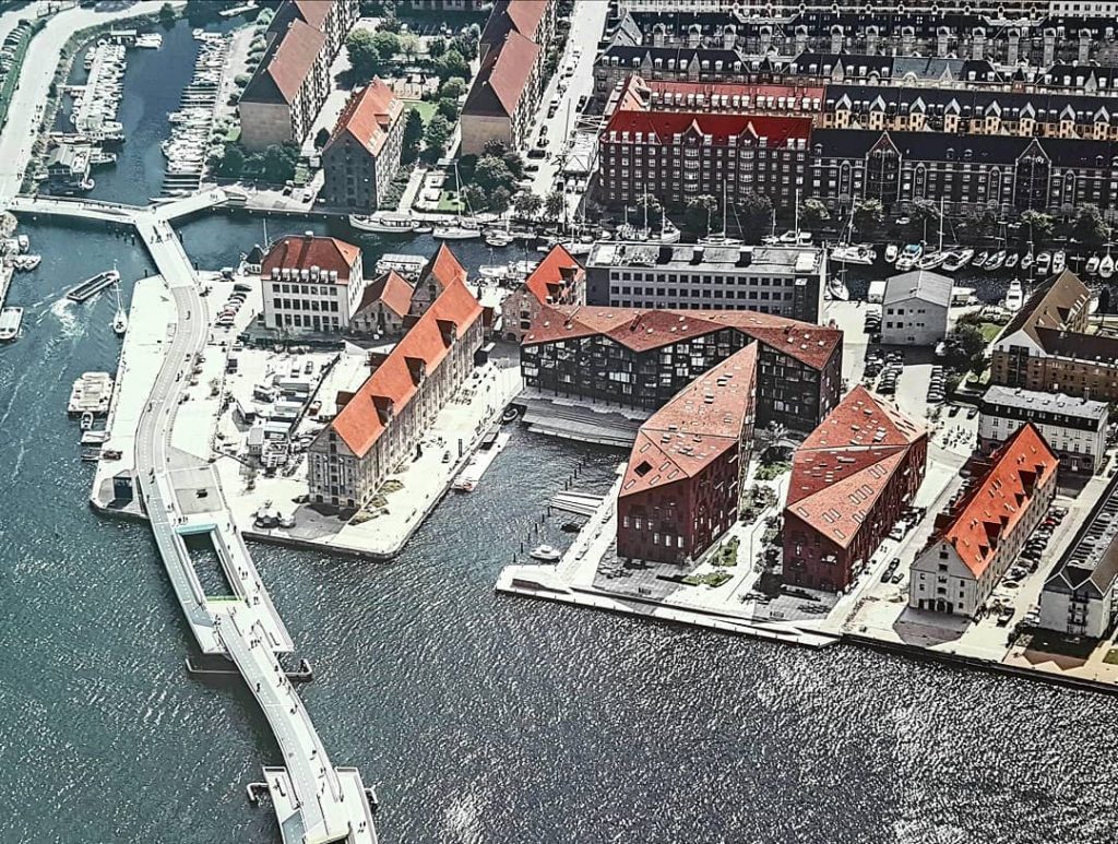 Nordic urban spaces #holiday #sun #travel #enjoyyourlife #travelphotography #botschaft #schwedischebotschaft #architecturephotography #architecture #trip #colourful&hellip;