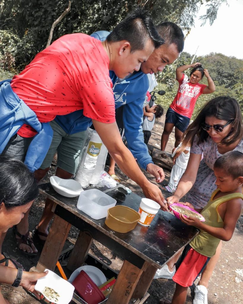 It doesn’t hurt to do good #ExploReytion #feedingprogram #travelph #travelworld #bnesimppl #travelphotos