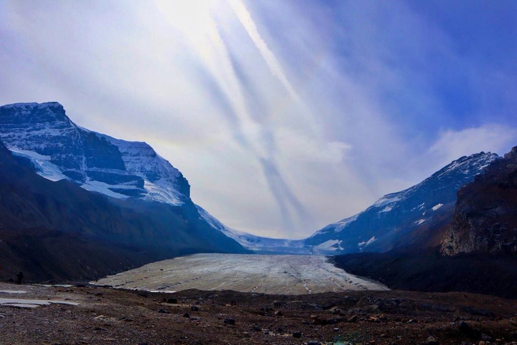 Missing the mountains and beautiful views #athabascaglacier #icefieldsparkway #jaspernationalpark #canadaisbeautiful . . . #landscape&hellip;