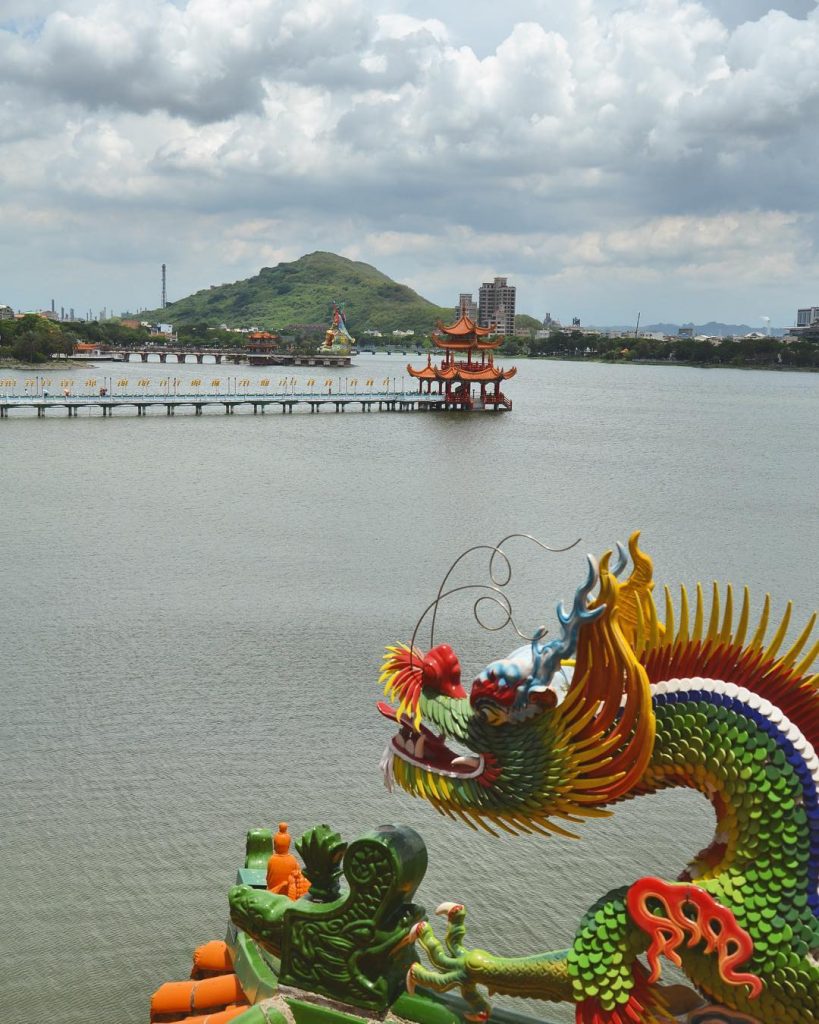 Looking out from the Dragon and Tiger pagodas in Kaohsiung. #kaohsiung #dragonandtigerpagodas #ilovetaiwan #taiwan&hellip;