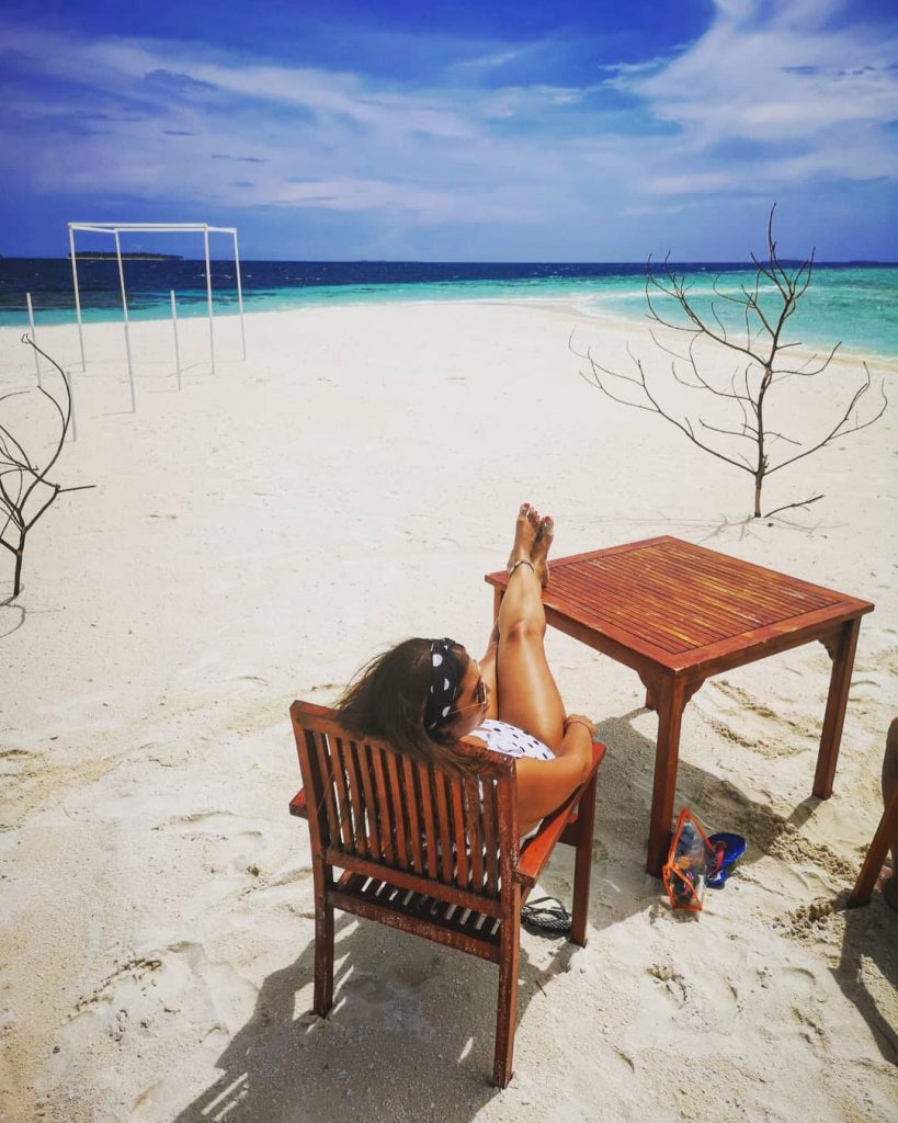 Lunch time with the sound of the sea is a good idea, always! .&hellip;