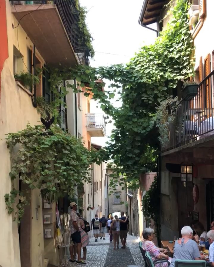 Passeggiando per i vicoli pieni di colore a Malcesine #professionaltravellers #iamtb #travelstagram__ #bnesimppl #inviaggioconilcappello&hellip;