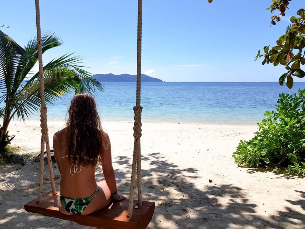 En na het drukke Bangkok verblijven we nu in een strandhut op het heerlijk&hellip;