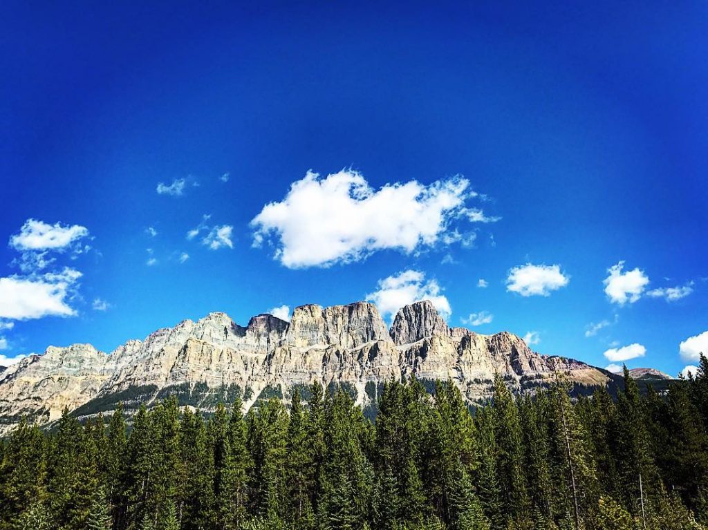 Blue skies and tall mountains make for a memorable weekend in Banff National Park!&hellip;