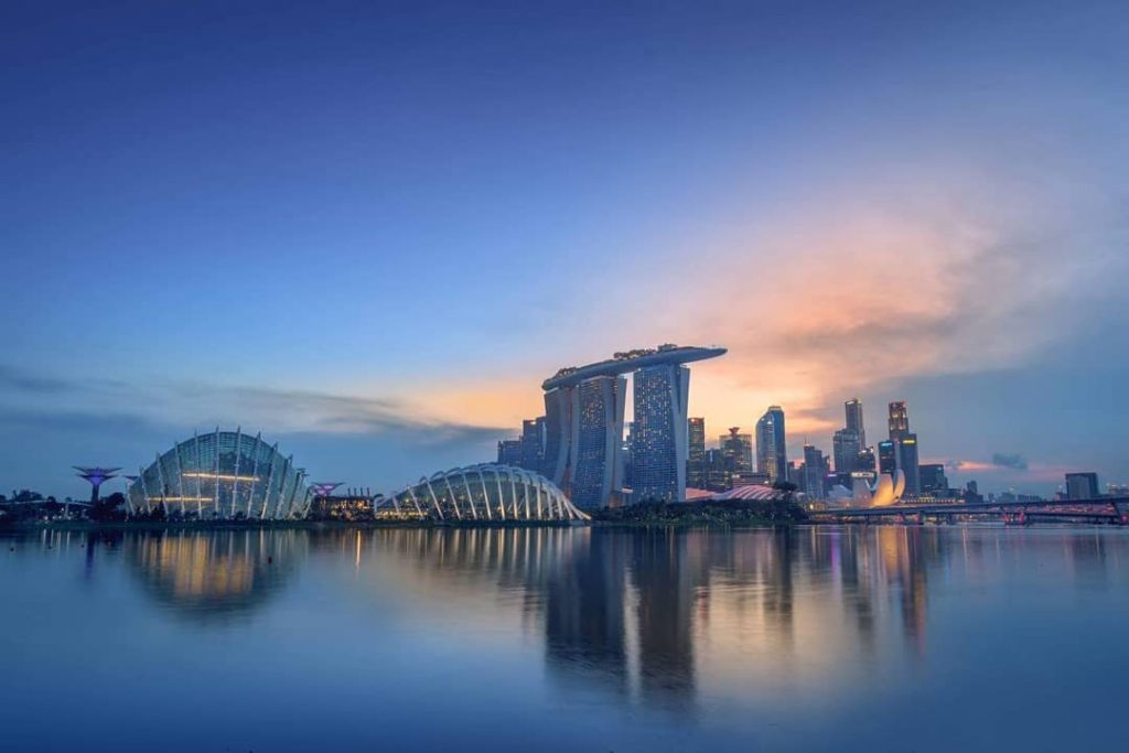 An evening in Singapore #singapore #singaporetrip #singaporetourism #singaporephotography #reflection #reflectionphotography #photographersofindia #photosclub #photographersofinstagram #nikond500&hellip;