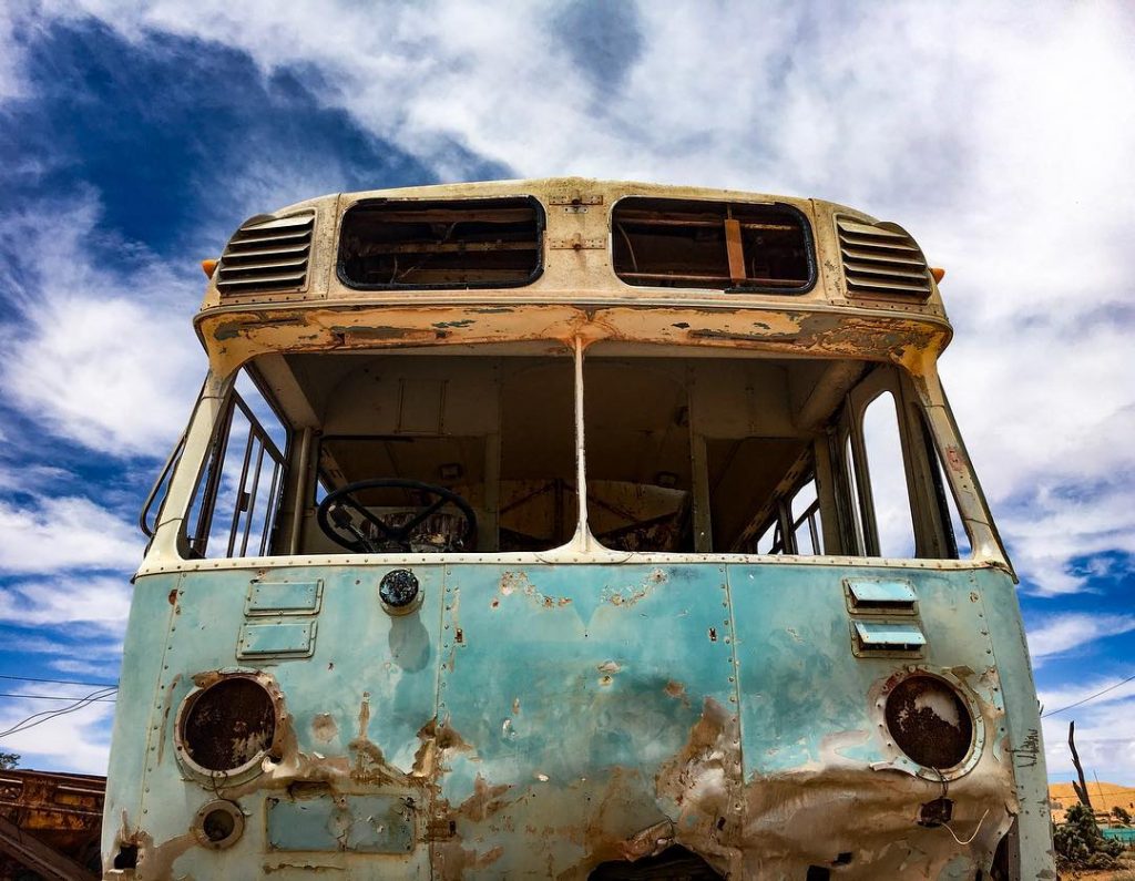 ???????? Bus abandonado en Coobber Pedy, South Australia . Me encantan los buses, autos,&hellip;