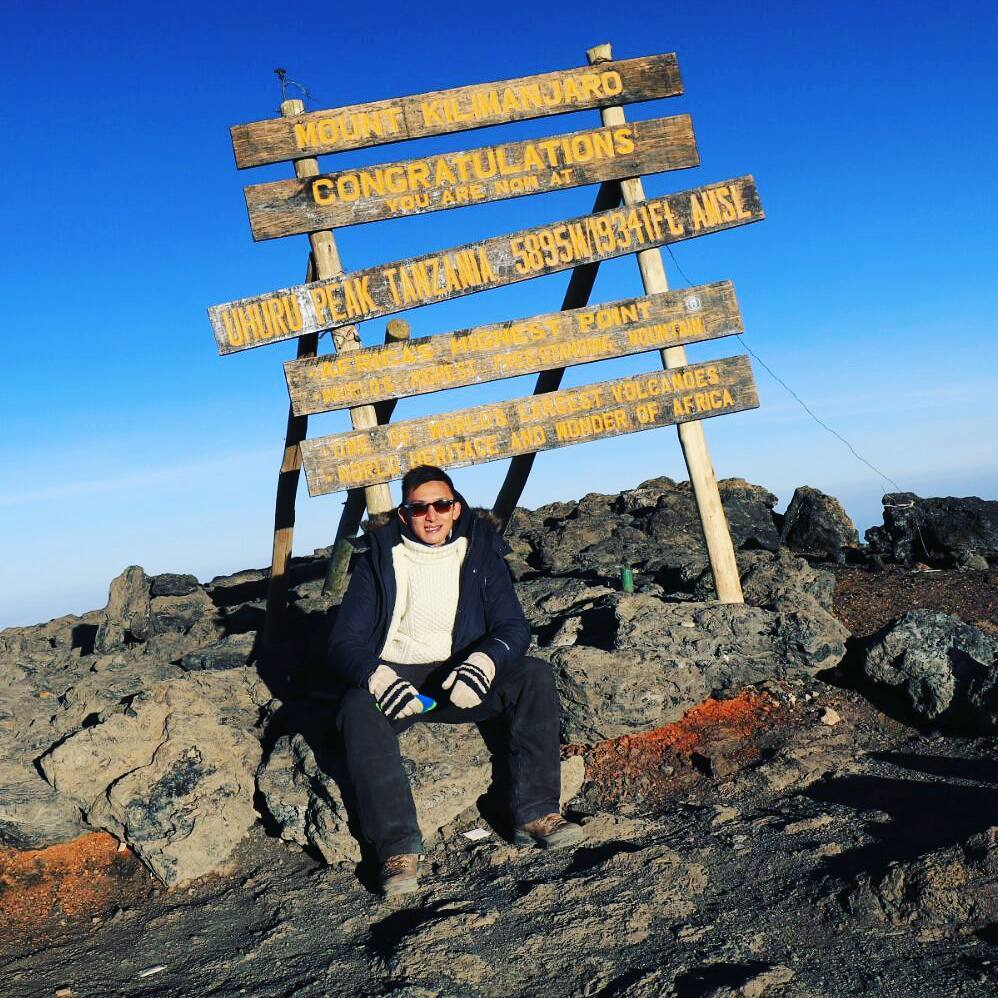 10/10/2016 憑着雙腳 踏足非洲最高峰 Kilimanjaro 憑着6日5夜的努力 踏足5895m 非洲最高點 也是人生中 暫時用雙腳踏足的最高點 還望人生往後能夠另創高峰 #tanzania #kilimanjaro #africa #eastafrica…