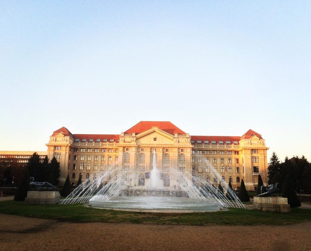 #europe #hungary???????? #debrecen #debrecencity #hungary #匈牙利 #travel #backpackers #adventuretime #背包客 #igers_hungary #igershungary #iamtb #travelrepost…