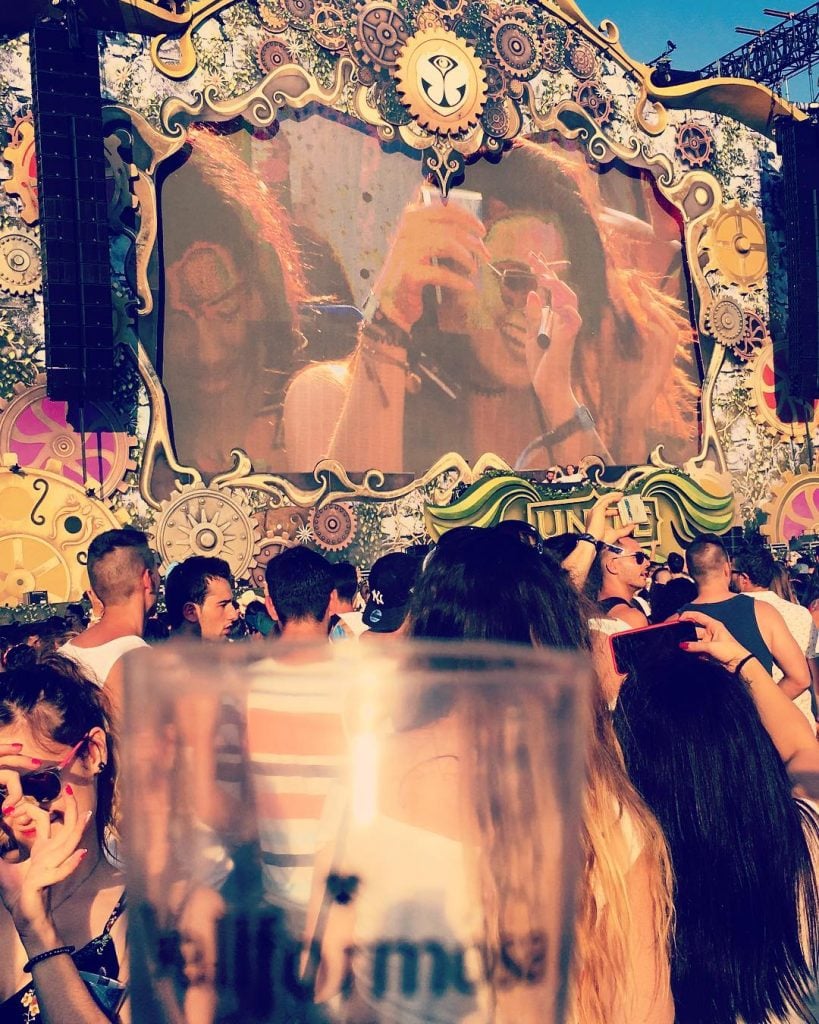 The only ones drinking cava ???? at Tomorrowland #antetododignidad #cava #elreencuentro #unite #instapic #tomorrowlandfalso…
