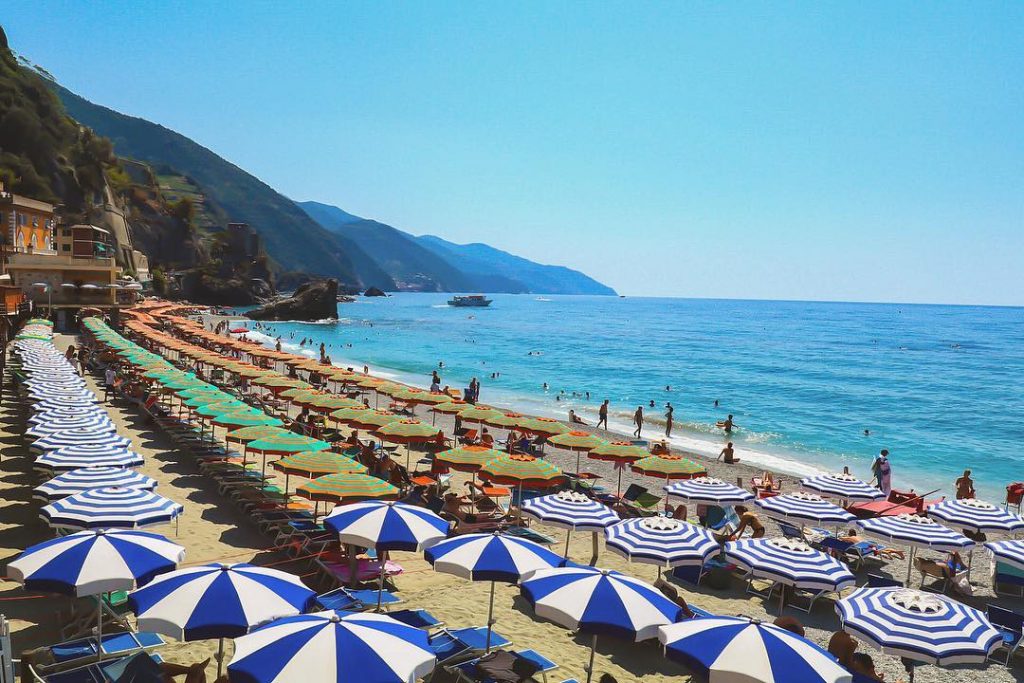 陽光與海灘 #Italy #sunshine #beach #summer #travellife #umbrella #cinqueterre #monterosso #bnesimppl