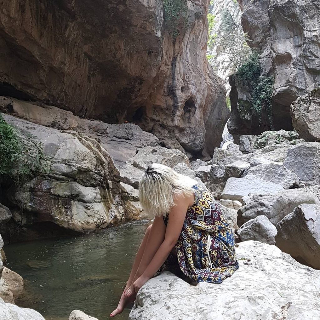 لب آبی گیوه‌ها را کندم، و نشستم، پاها در آب… من چه سبزم&hellip;