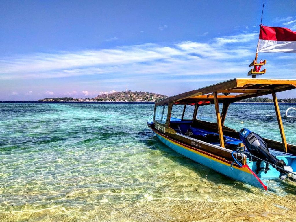 Serenity at it’s finest . . . #gilitrawangan #ocean #giliislands #beachlife #indonesia #islandlife