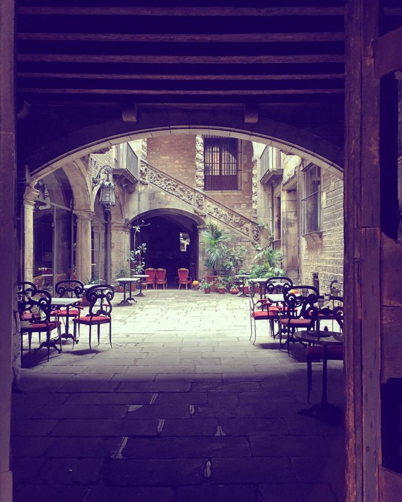 Hidden theatre found in Barcelona #designexperience #theatre #barcelona #coolplaces #travelgram #design #experience #traveldesign #classic…