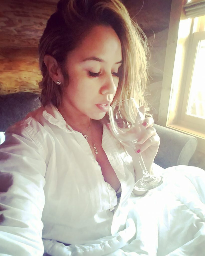 It’s always wine‘o’clock ….. #its5pmsomewhereintheworld #relaxationstation #bottomdownshirtsaresexy #bnesimppl