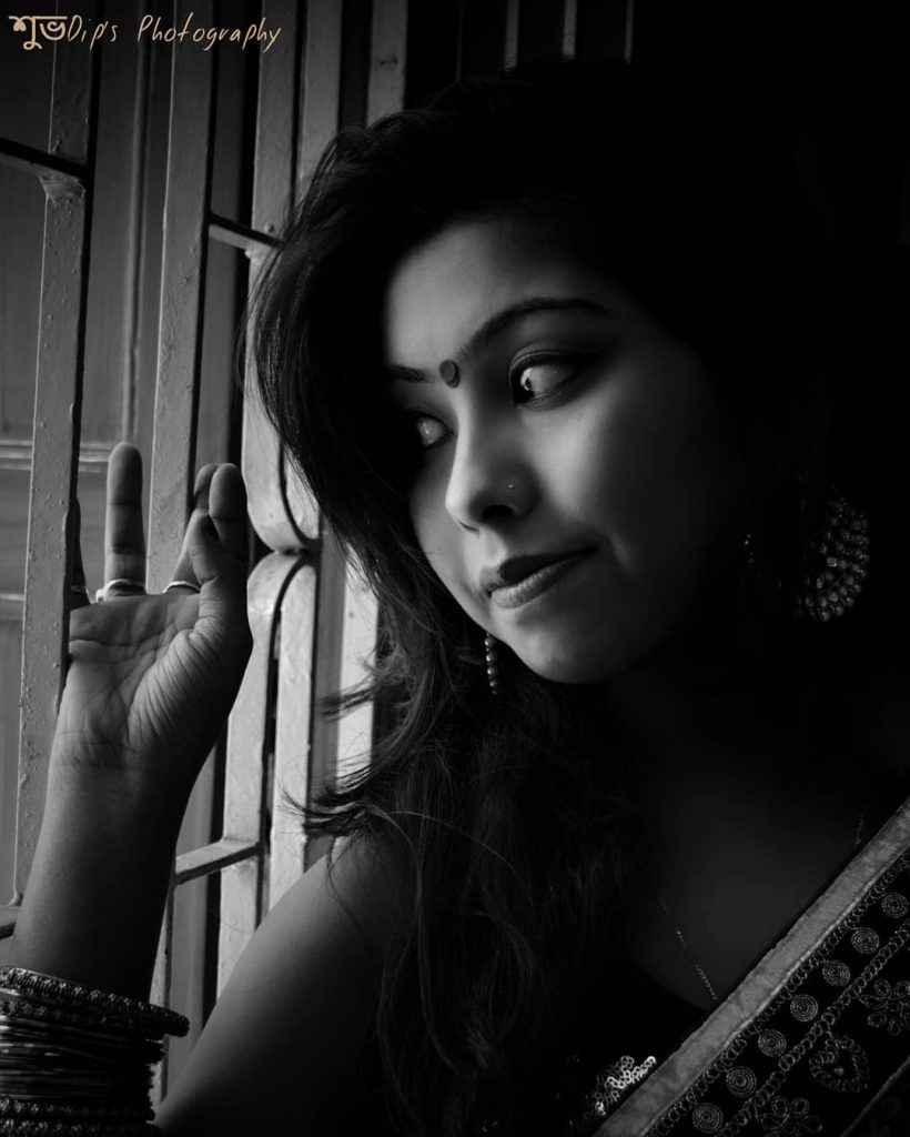 অপেক্ষা। | | THE WAITING | | #portraitphotography #blackandwhite #lightandshadow #naturallightphotography #naturallightphotographer #indoorphotography #bengaligirl…