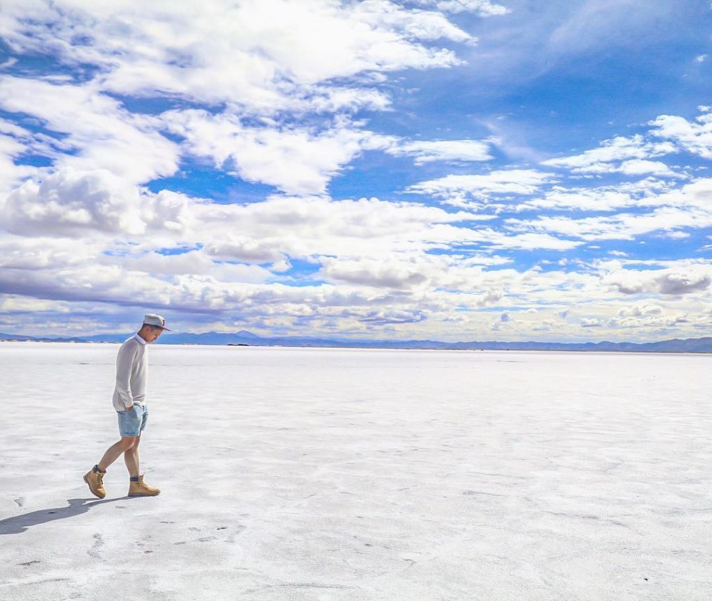 獨自上路 並不代表孤獨 #southamerica #salinasgrandes #saltlake #salt #sky #cloud #mothernature #argentina #visitargentina #visitsouthamerica #discoversouthamerica #travellife…