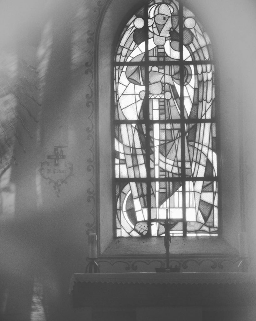 Peeking through the keyhole of Michaelskapelle in Deidesheim, Rheinland-Pfalz, Germany. #rheinlandpfalz #deidesheim #blackandwhite #stainedglass&hellip;