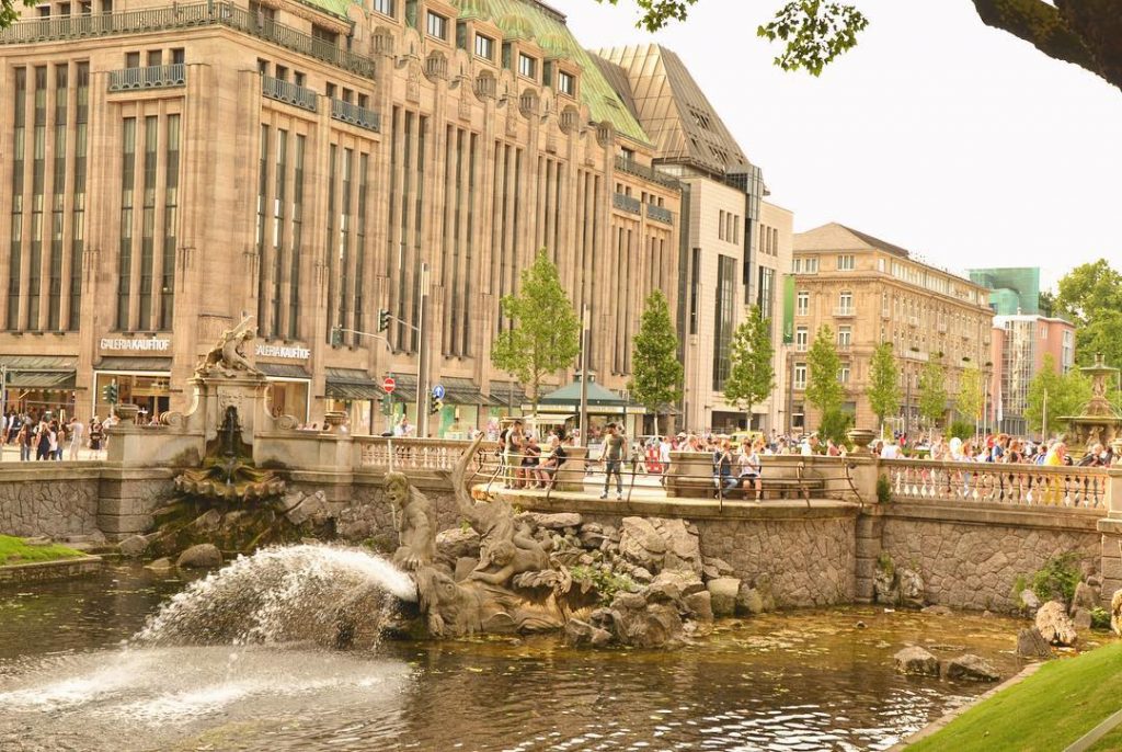 An early summer‘s afternoon on the Königsallee in Düsseldorf. #düsseldorf #mein.duesseldorf #duesseldorf #dusseldorf_de #livelovedüsseldorf…