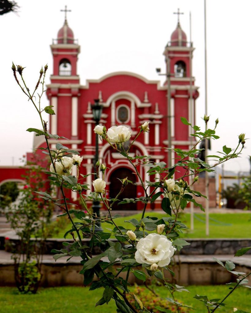 Love all the different coloured churches in Lima. This one is the Church and&hellip;