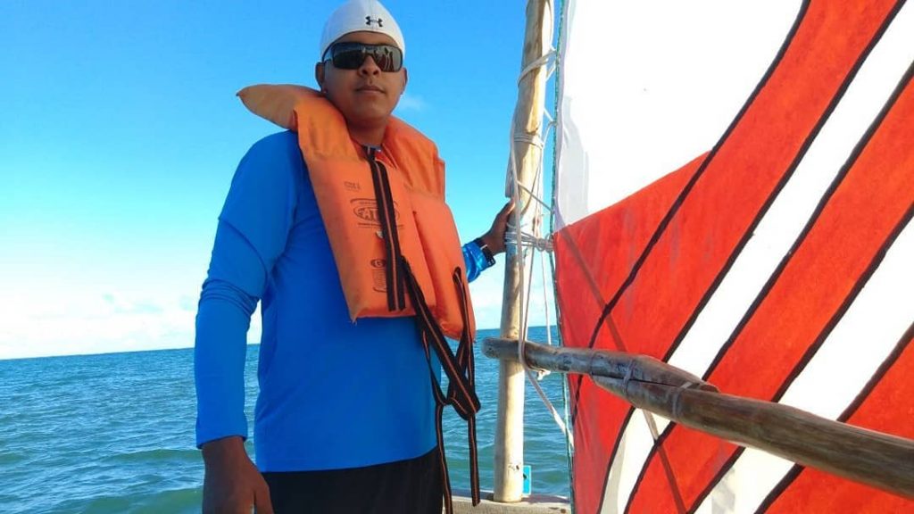 Ôxe vontade de pegar aquele barquinho na orla de Pajuçara e ver aquele por…