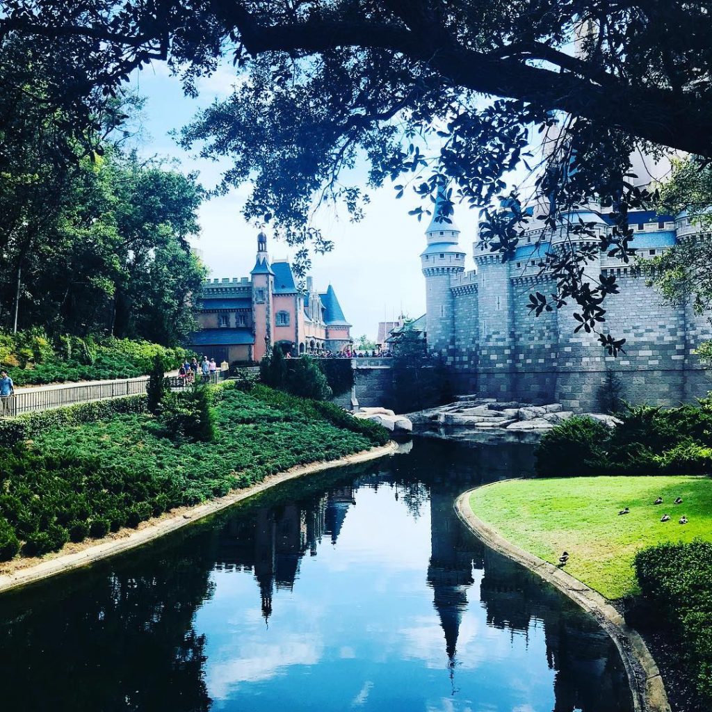 Hermosa vista del Castillo en Magic Kingdom . . tomé esta foto caminando hacia&hellip;