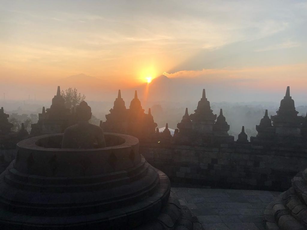 Amanecer en Borobudur con el Gunung Merapi y su fumarola #indonesia . . .&hellip;