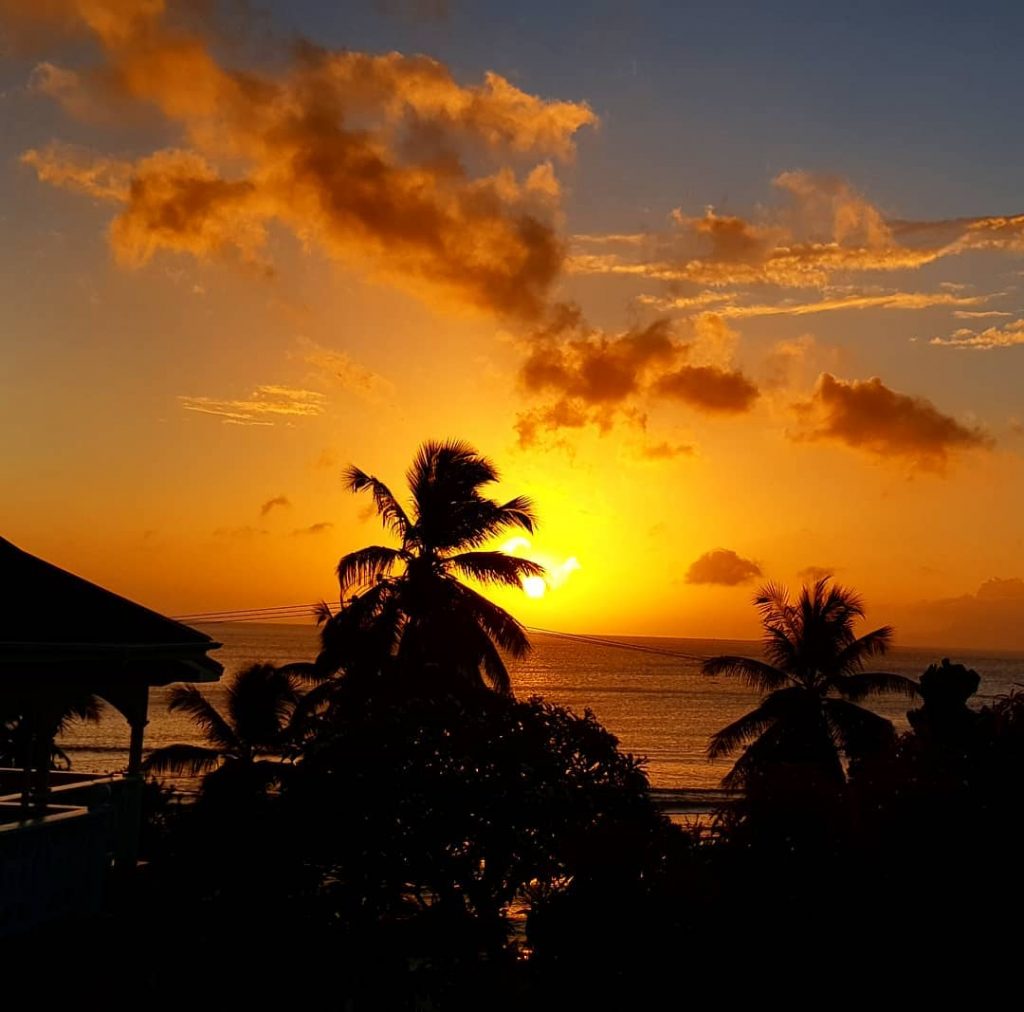 #sunset #seychelles #mahé #beauvallonbeach #travel #travelphotograpy #bnesimppl