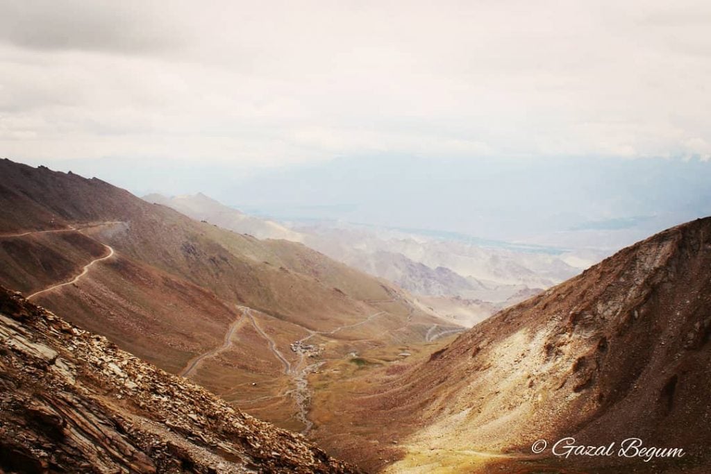 Oh a magnificent view of the #himalayanroads covered to reach the most awaited #khardungla…