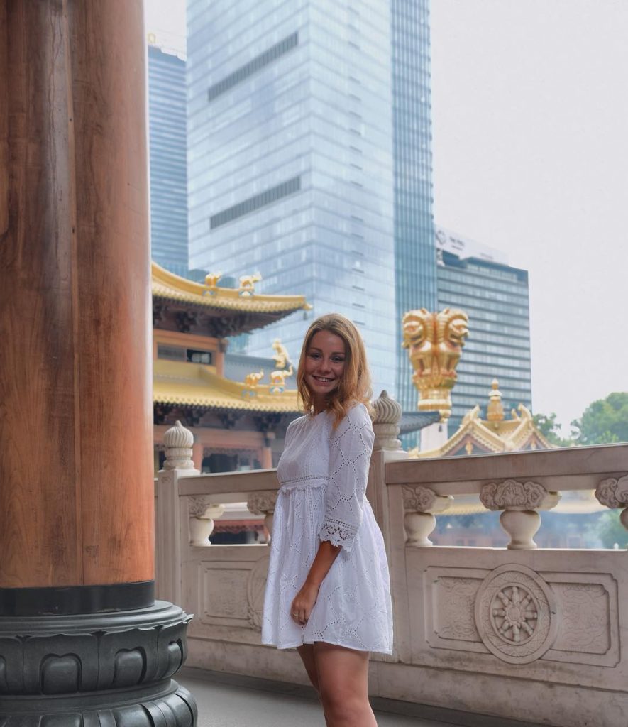 happy in shanghai #shanghai #china #jingantemple #chinalover #iamtb #travelblogger #travelgirl #travelawesome #bnesimppl #damestravel #foreveronvacation