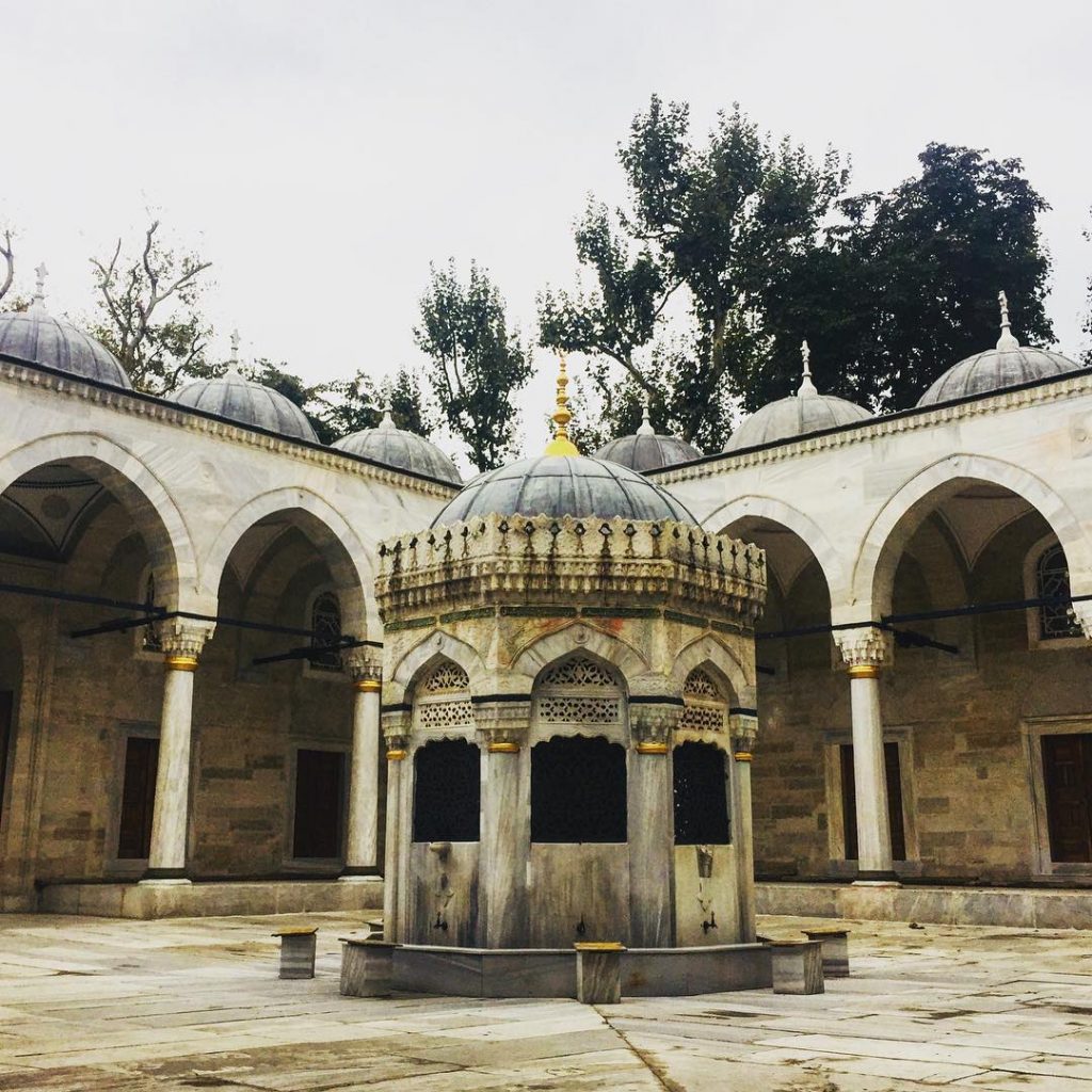 With love, Sinan dedicated this mosque to the daughter of Mihrimah Sultan #turkeystagram #vscoturkey&hellip;