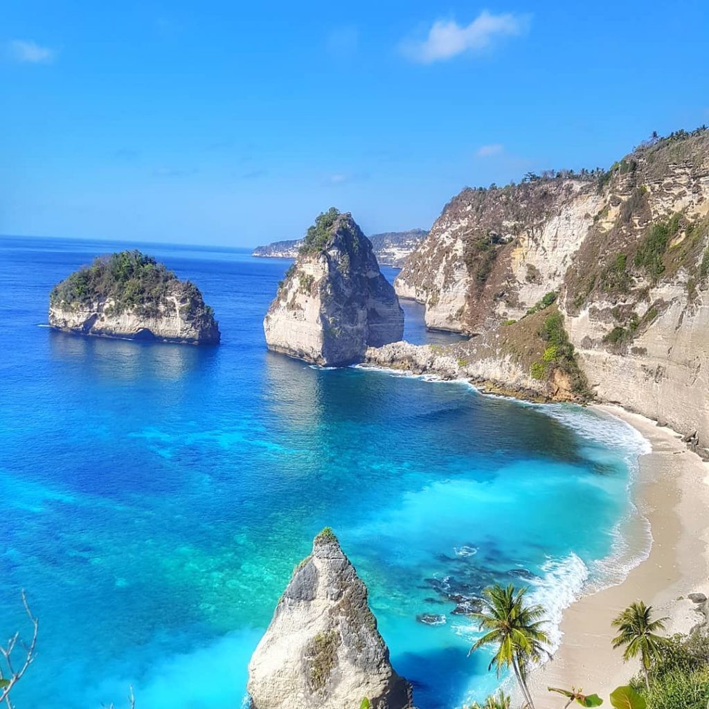 #traveladdict in #indonesia #bali #nusapenida #island #Oceanside #awesome #bluesea #sandybeach #beach #travel #discover #explore&hellip;