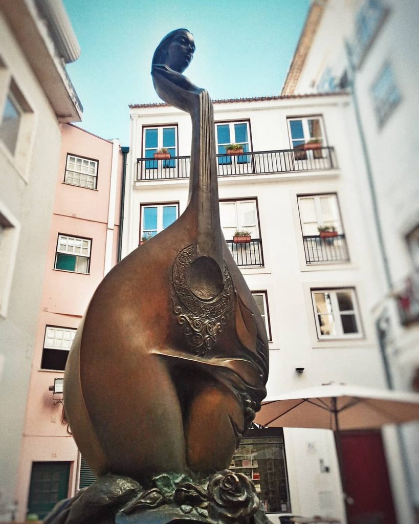 ???????? Lost in the typical streets of downtown Coimbra we find this beautiful statue&hellip;