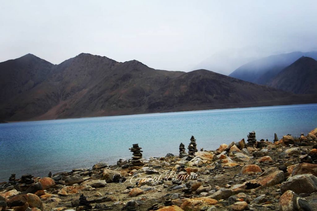 Early morning pangong Such beautiful mornings can never be forgotten #pangongtso #bnesimppl #himalayangeographic #himalayas&hellip;