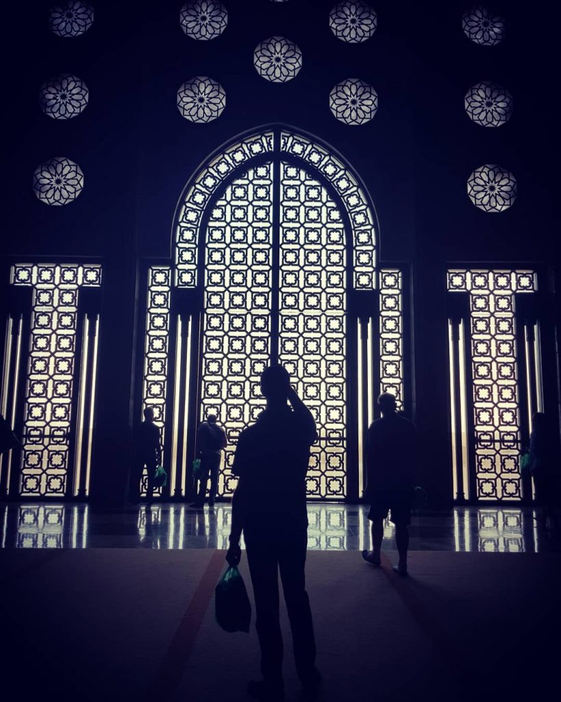 People in hassan II mosque #sheisnotlost #morocco #travelbloggeraroundtheworld #wanderlust #fotografie #theweekoninstagram #sidewalkerdaily #global_ladies #amazingtravelbeauty&hellip;