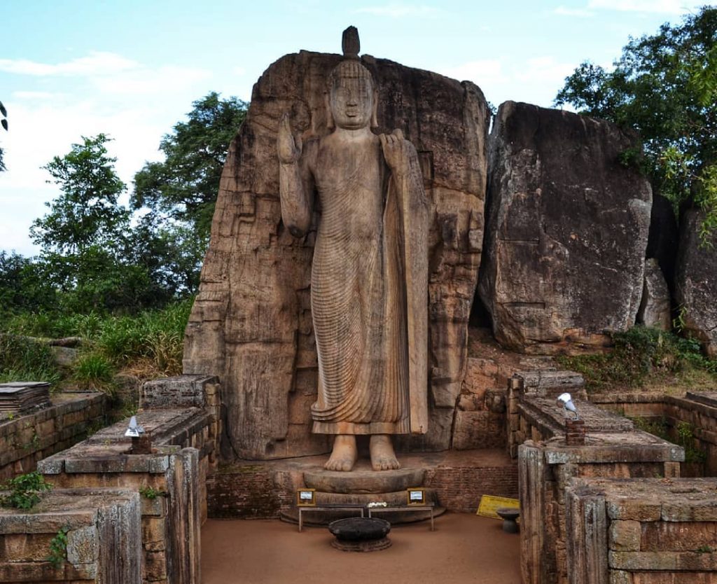 El Buda de Aukana es una estatua de más de 12 metros de altura.…